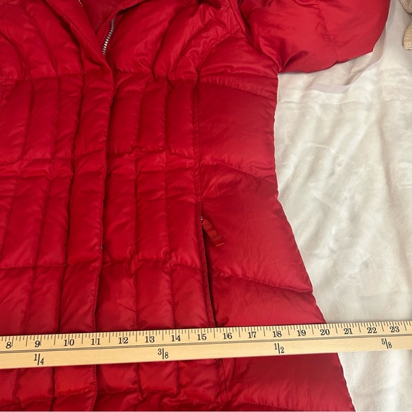 Eddie Bauer Women’s Red Down Puffer Coat with Faux Fur Hood sz MT Lightweight - Picture 7 of 12
